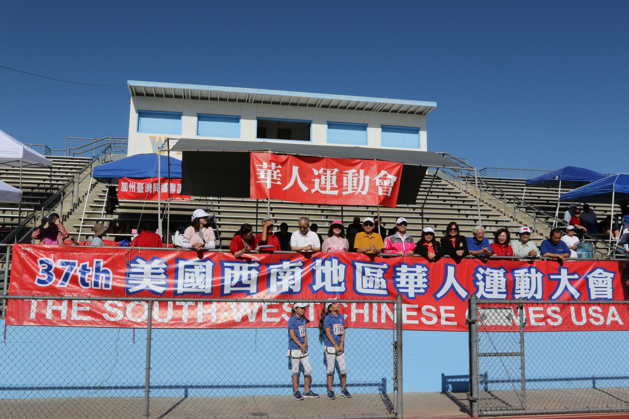 核桃市副市長(左5) 、經文處處長夏季昌(左6) 、僑務中心主任翁桂堂(左7) 與多位僑界領袖在開幕式上致詞。記者黃松攝