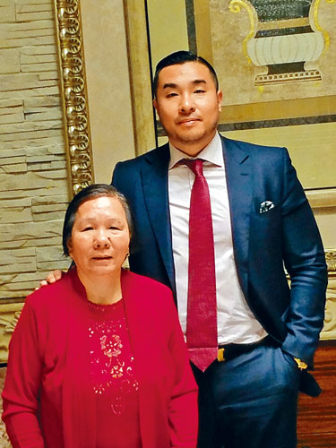 余江銘是「血汗衣廠子弟」,她的母親道出把兒子帶到衣廠做工,把他放在大紙箱的童年辛酸事。