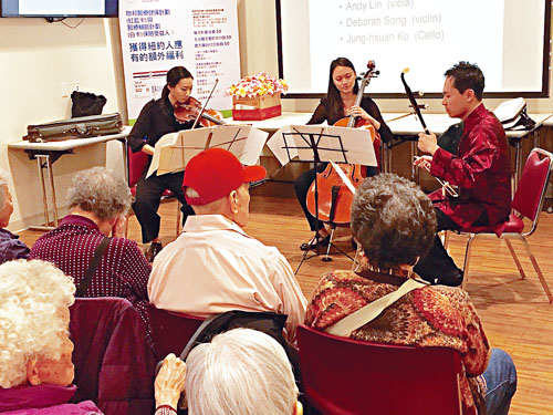 「Concerts in Motion」的音樂家為30多名長者演奏音樂。