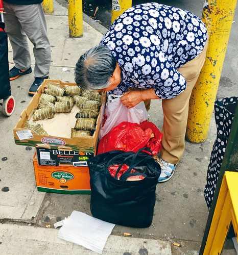 格蘭街的糉子奶奶每年端午都會擺攤賣糉子。