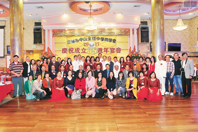中中首長、職員團結齊心,攜手並肩,與時俱進,共同期待同學會以積極、朝氣、上進的精神理念邁進高峰。中中同學會供稿