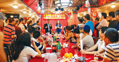 大費城餐館團結委員會7月12日中午座談會情況,顧問潘涵擔任翻譯。
