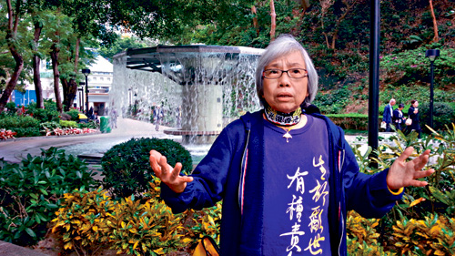 王鳳瑤被發現在法庭穿戴印有「光復香港」標語的頸巾。黃梓生攝