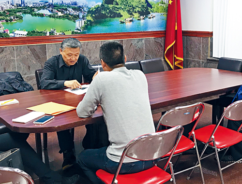李先生向律師諮詢。