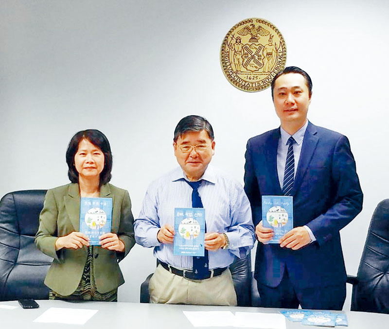 俞思亮(右起),顧雅明及曾陽宣佈在法拉盛圖書館和一輛流動車舉辦三場申請法拉盛一號的說明會。