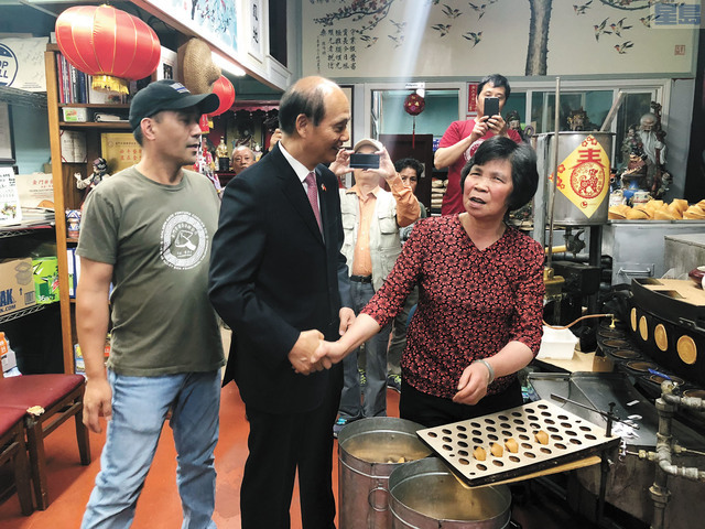 羅林泉總領事問候譚倩卿,左為陳展明。