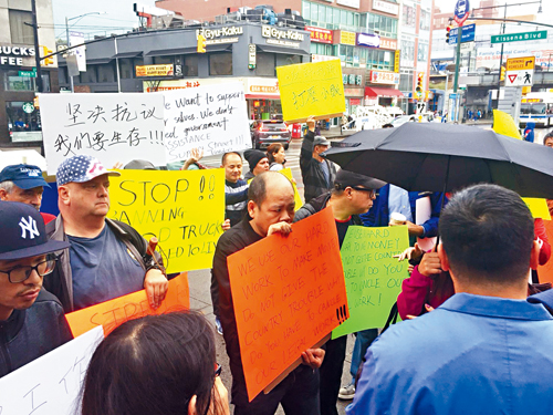 法拉盛攤販抗議顧雅明的提案。