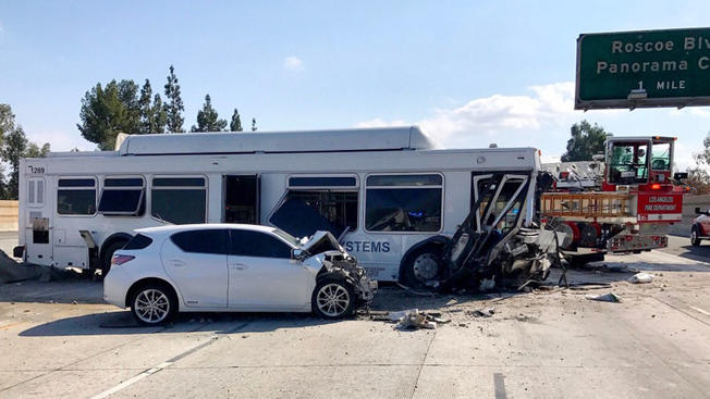 上述車禍起因，疑為一輛汽車與巴士相撞，並導致公路兩側其他車輛也撞成一團。加州公路巡邏警西谷分局