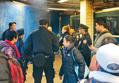 多名警員來到在8大道N車站內,記錄下華人女士受襲的經過。陳毓泰攝