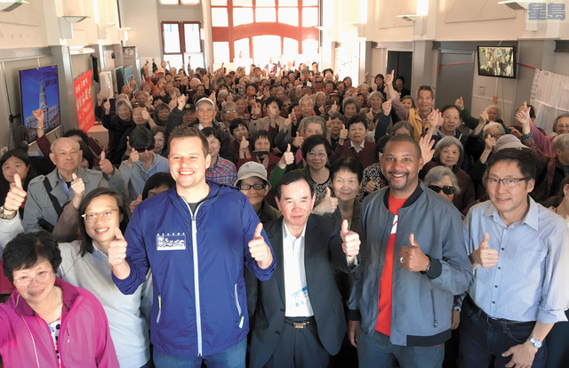 l
多位候選人選舉後到華埠答謝草根支持,(前排左二起)李正元、楊馳馬、梁榮浩、華頌善、馬兆明。 小圖為各候選人與與會者一一握手,表示感謝。 記者黃偉江攝