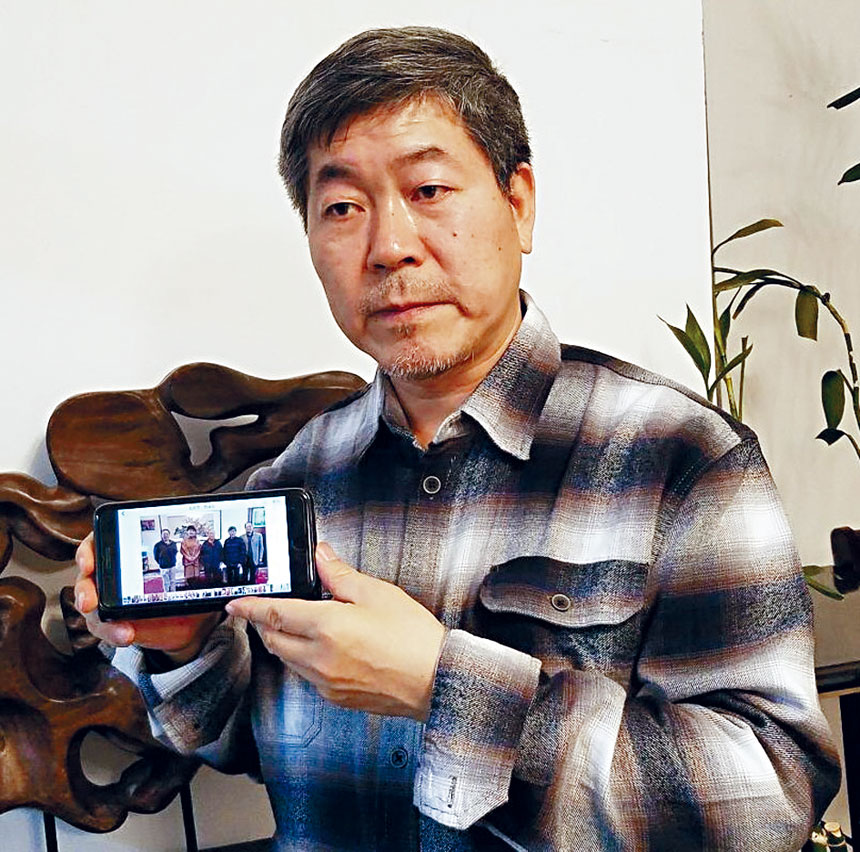 蘇東河把當日在北京用手機拍攝的照片澄清,香港一媒體日前刊登「可愛的姜春雲和桑瀟在美國」,指中國國務院前副總理姜春雲和妻子移民美國,圖中的所謂妻子和地點,100%是編造出來的假新聞。