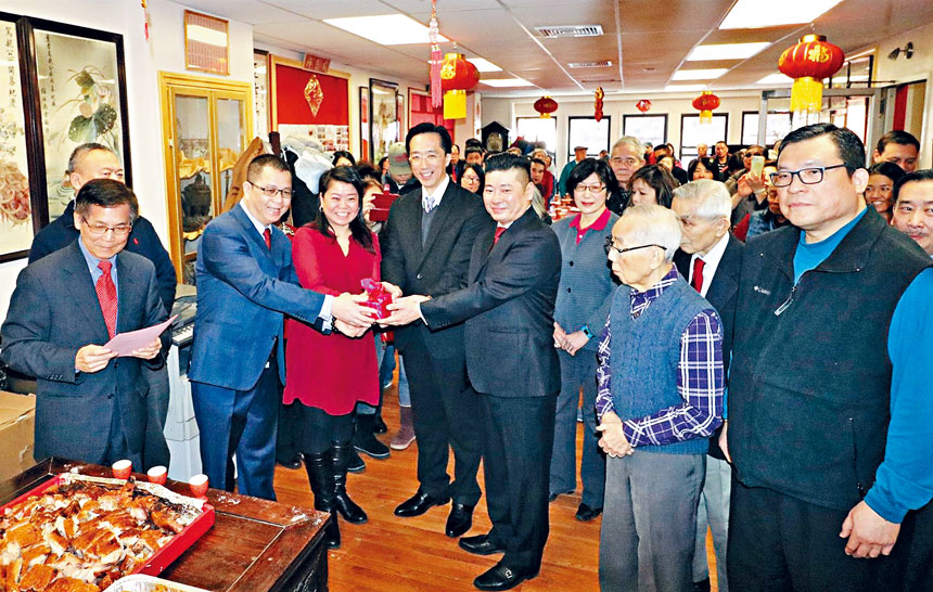 宗親們見證陳文棟、陳偉民接過印信。李強攝