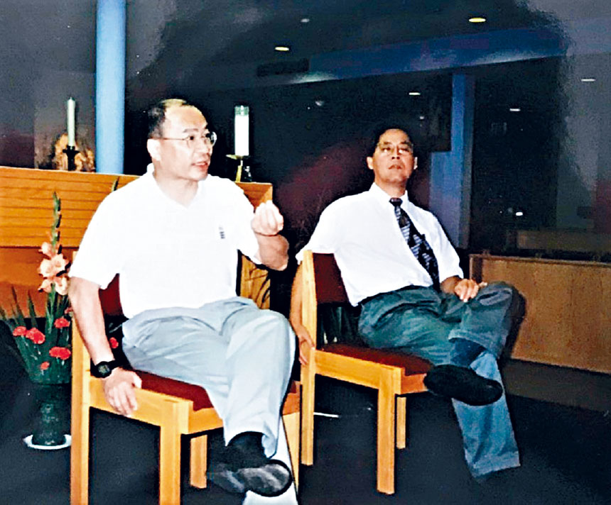 (左起)楊鳴章、陳建立在波士頓華人天主教會的活動中。陳建立提供