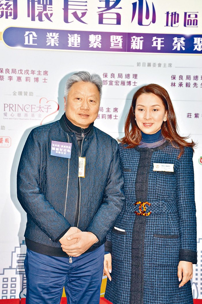 ■鄧鉅明與太太鄧宣宏雁,有影皆雙。