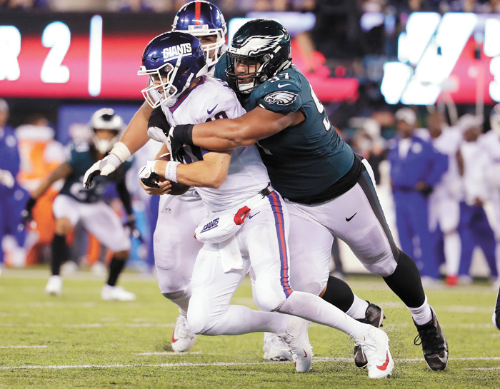 執法NFL賽可不是一件輕鬆活。圖為老鷹隊大戰紐約巨人隊。資料圖片