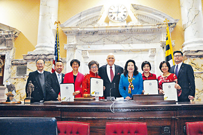 獲獎人士和參議院議長(中)、李鳳遷議員、林力圖議員(左二)合影。