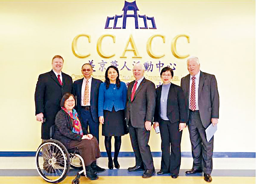 聯邦參議員Ben Cardin(右三)與美京華人活動中心董事長趙暢(右四)等人合影。