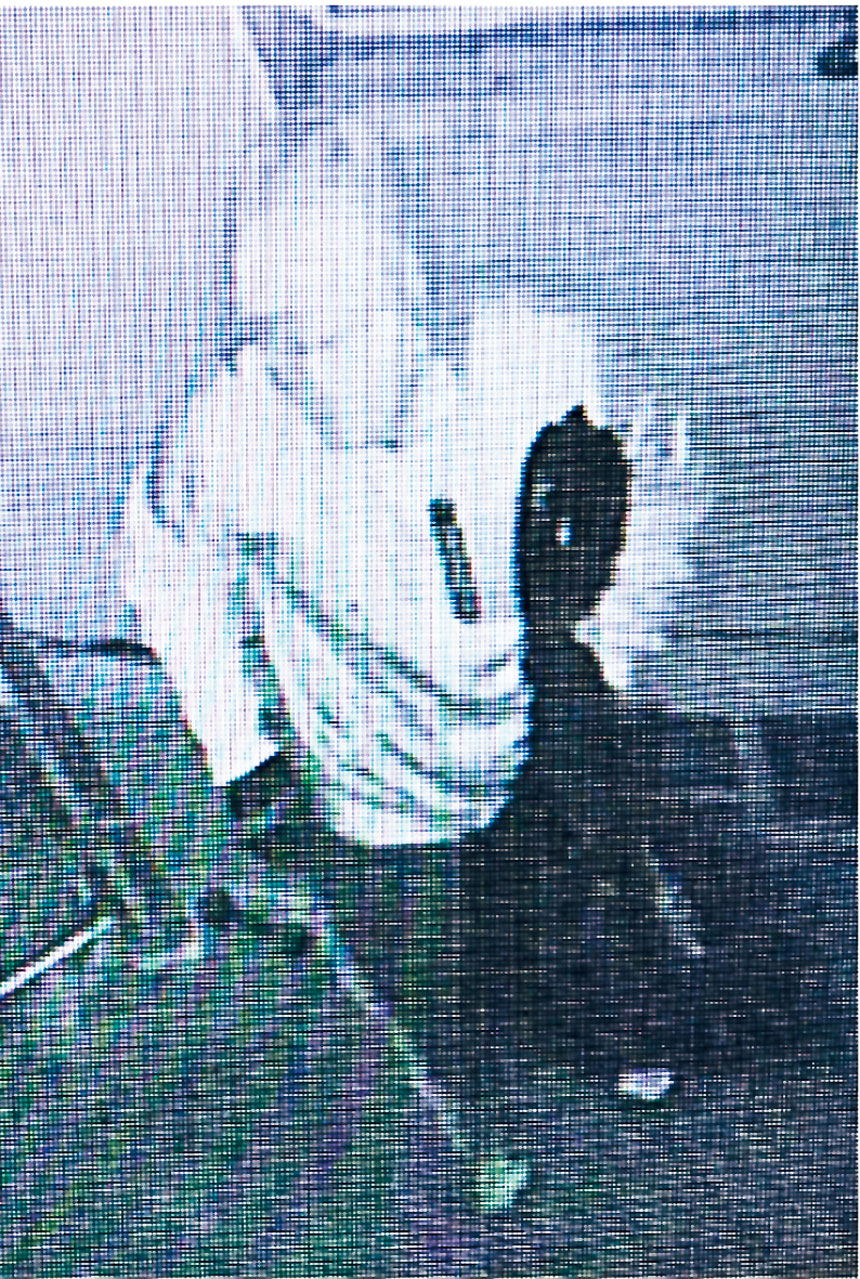 111分局通緝一名進入貝賽203街夾50大道附近一棟華人居住獨立屋偷竊的嫌疑人。