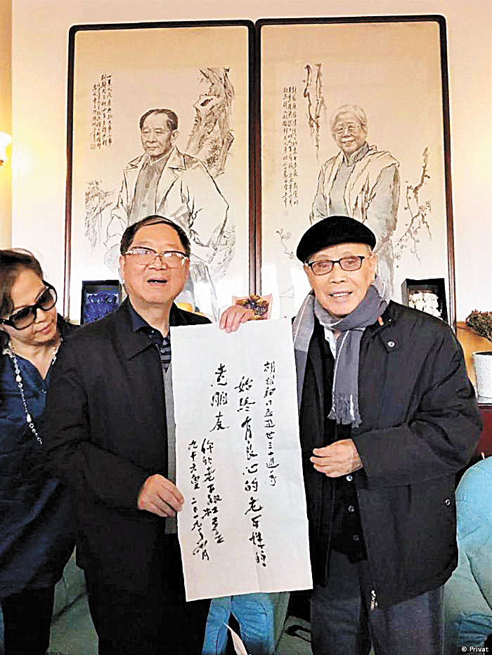 杜導正(右)題詞,旁為胡德華(左),兩人在紀念活動上合照。網上圖片