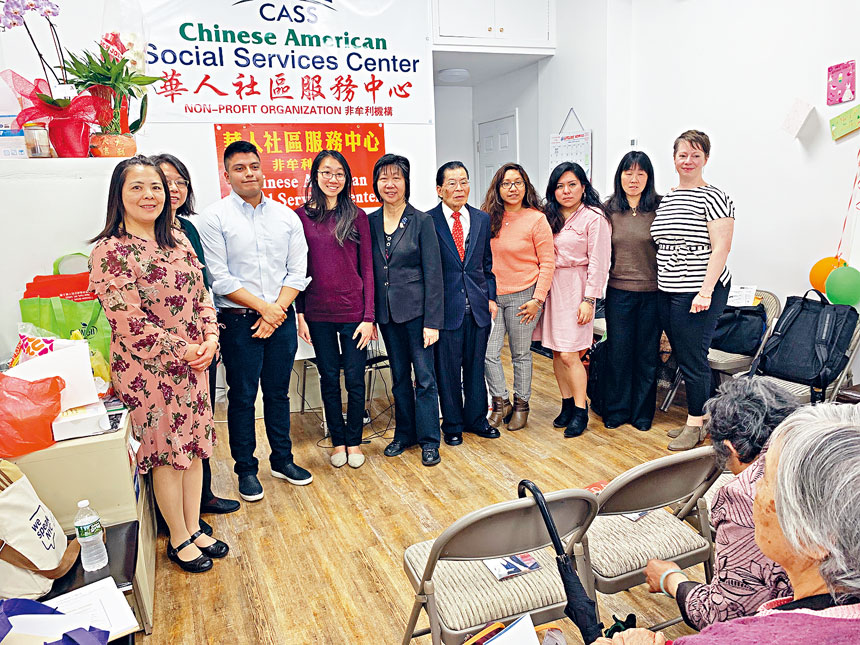 紐約市長移民辦事處專員蘇沙(左二)等向民眾提供移民法律諮詢。