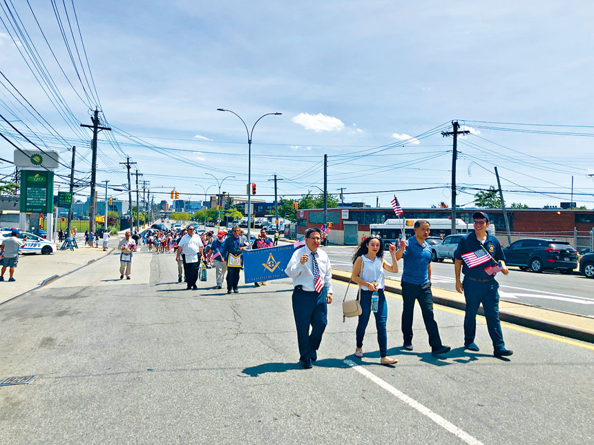州參議員劉醇逸參與遊行,沿路與民眾揮手致意。