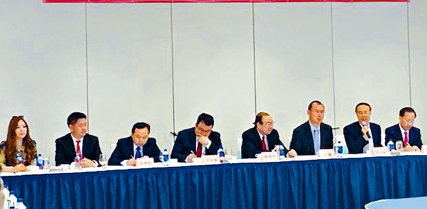 中國僑聯主席萬立駿(左二)在法拉盛與僑學界舉行了座談會。