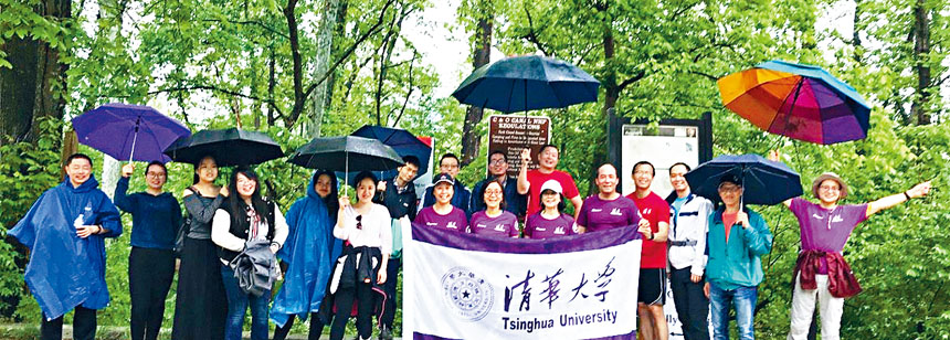 跑步和爬山慶校慶,校友途中相遇合照。