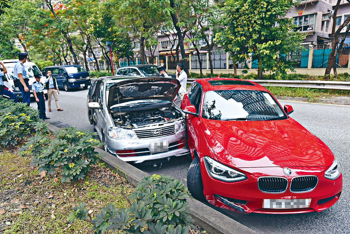 女事主丈夫駕紅色房車爬頭,將賊車截停救出妻子。徐裕民攝