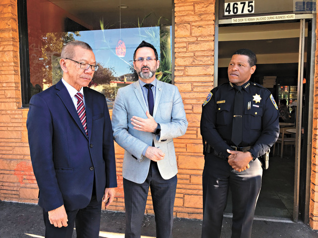 (左起)市參事會主席余鼎昂、市參事安世輝及警察局長施革今年1月底就大王西餅店事件表達歉意。 記者徐明月攝
