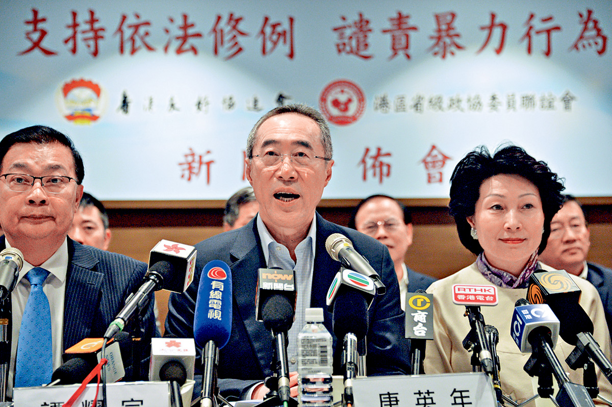 唐英年(中)歡迎特首繼續聆聽市民聲音。盧江球攝