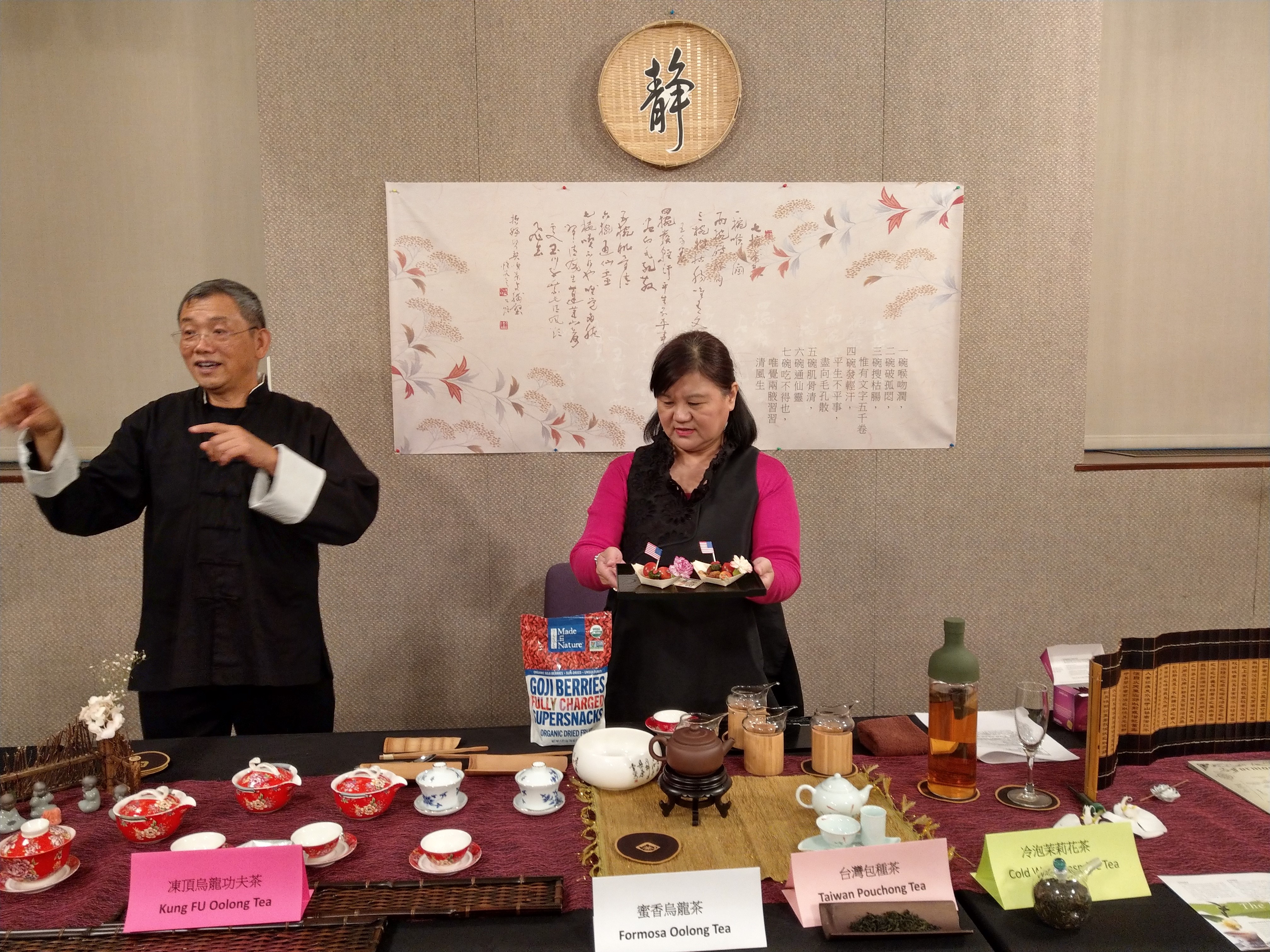 中華茶文會學會會長楊綺貞(右)日前在洛杉磯公立中央圖書館介紹泡茶精髓。主辦方供