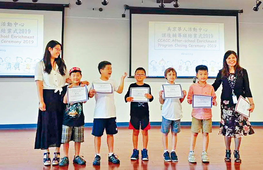 同學們從李校長手中接過結業證書。