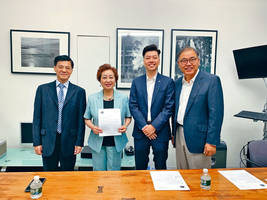 華人家長會朱寶玲與韓裔崔Choi Byong-In在貝賽介紹特殊高中和SAT免費模考試的說明會內容。