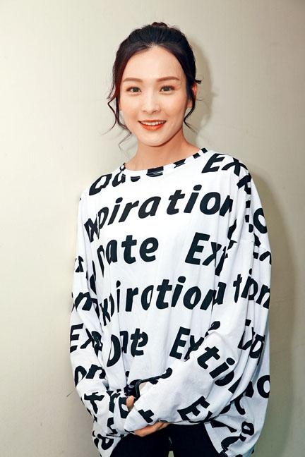 李佳芯昨日返電視城開工,繼續拍攝新劇《愛美麗狂想曲》。