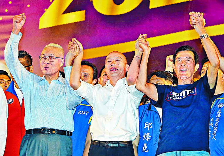 ■吳敦義(左)、馬英九(右)站台支持韓國瑜造勢活動。 中央社