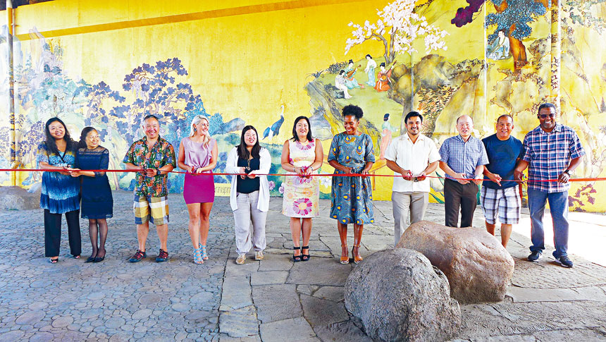 譚繼平紀念公園慶祝20周年,並舉行大型壁畫「山水之間」的揭幕儀式。委員會主席吳常義(右3)、25區區長盧漢士(右4)、副州長斯特拉頓(右5)、畫家安娜莫菲(左4)等嘉賓一同舉行剪彩儀式。梁敏育攝