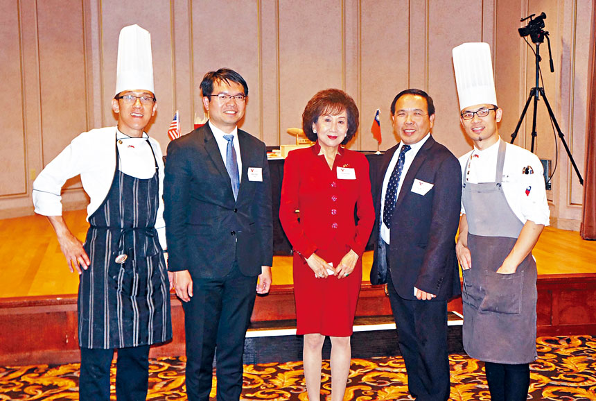 會場合影:左起:許政堂、王偉讚、黃金穎、董慶豐、李建軒。僑教中心提供