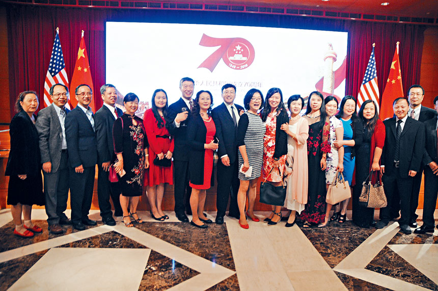 僑胞們在中華人民共和國成立70周年背景前合影留念。