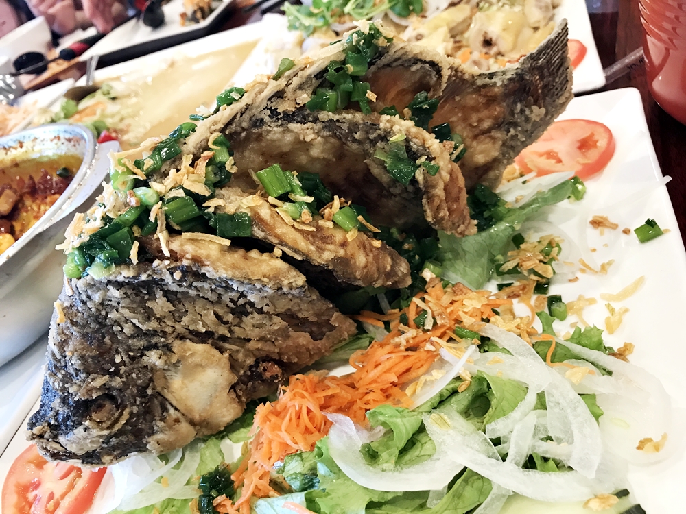 一整隻的炸立魚隨著華麗的擺盤上桌時立刻吸引眾人的目光,油炸後的魚肉吃來帶有香酥的口感,又是一道適合下酒的料理。