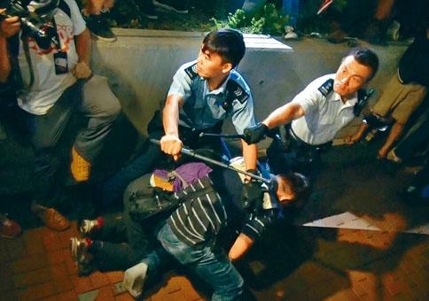 早於佔中期間,伸縮警棍已大派用場。