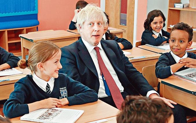 英國國會踏入休會期,首相約翰遜周二到訪倫敦一所小學