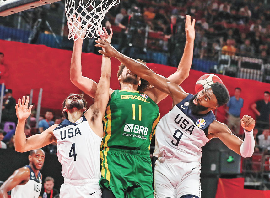 美國男籃戰勝巴西在意料之中。圖為瓦萊喬(中)與美國球員布朗(右)、懷特拚搶。 新華社