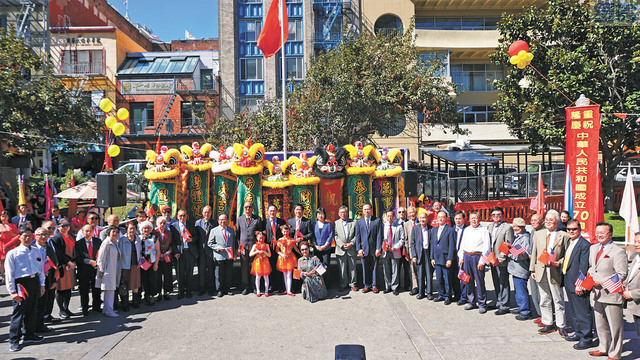 舊金山灣區華人熱烈慶祝中華人民共和國七十周年升旗禮;小圖為中領館總領事王東華發言。記者黃偉江攝