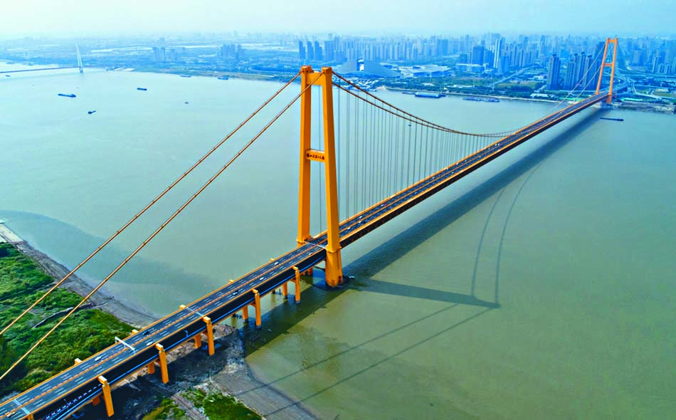 武漢市楊泗港大橋是目前世界上跨度最大的雙層懸索橋。