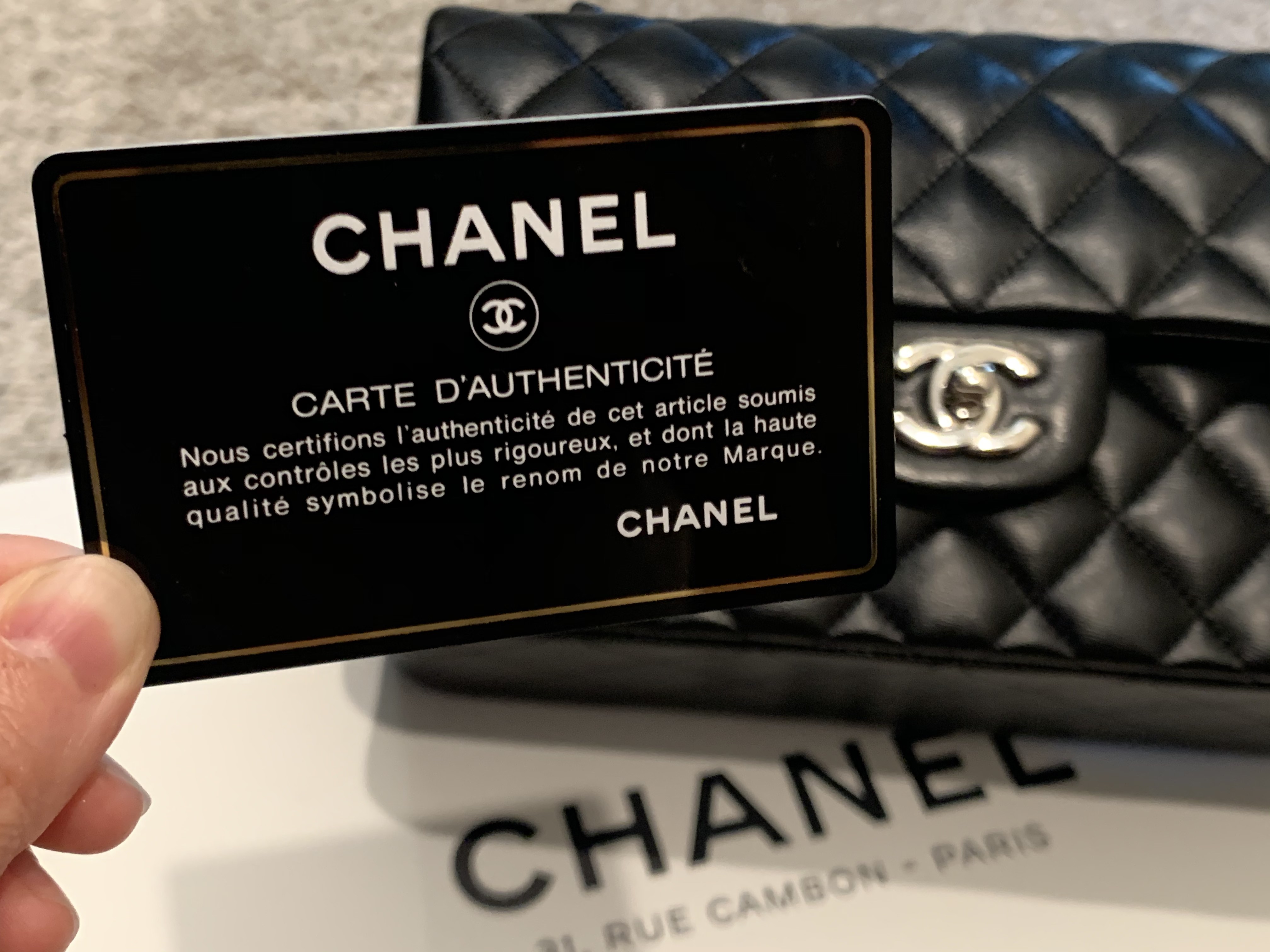 奢侈品牌都會附贈一個「真品卡」(Authenticity Card)來證明真偽。隨身攜帶真品卡出遊,可減少海關查詢的麻煩。記者楊婷攝