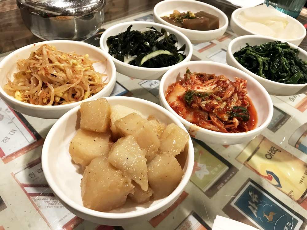 招待的韓式小菜內容雖然沒有像是辣味醃製螃蟹這種少見的美味,但醬汁入味口感鬆軟的馬鈴薯還是挺好吃的。