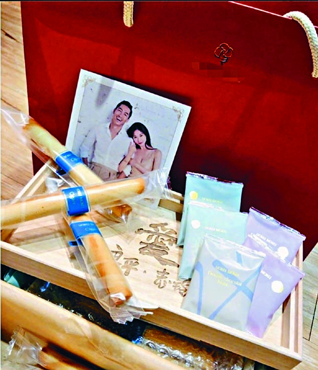 二人昨日公開婚禮禮盒和喜帖。