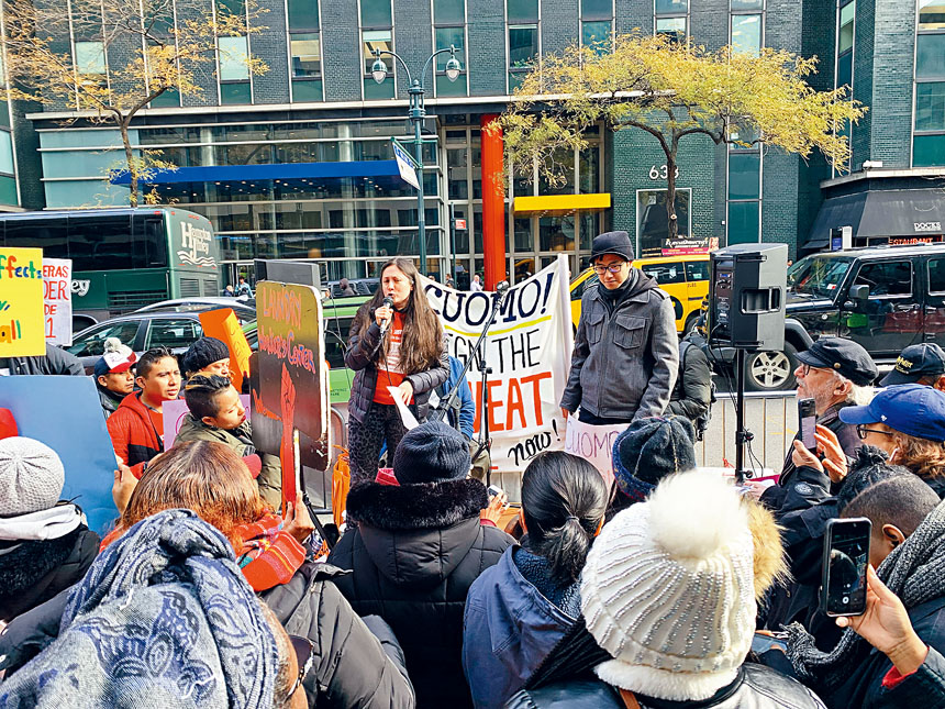 示威者聚集在柯謨位於中城的辦公室外高聲抗議。