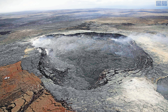 基拉韋厄火山去年爆發時,火山口倒塌。USGS資料圖片