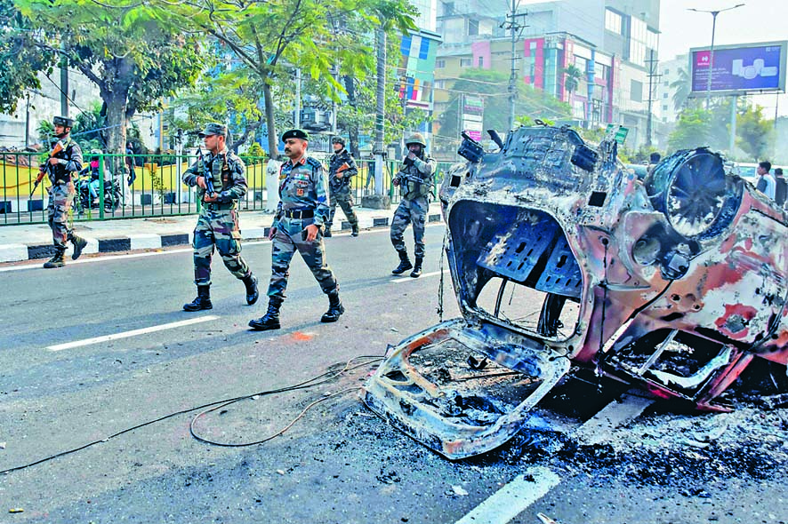 古瓦哈蒂市周四街上有車輛遭焚毀。 法新社